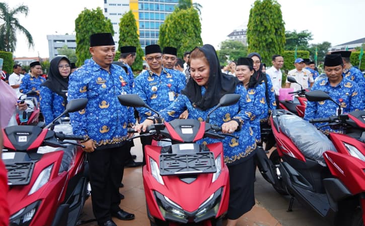 Vario Warna Merah. Wali Kota Semarang Bagikan Vario Merah ke 177 Lurah, Total Anggaran Rp8 Miliar