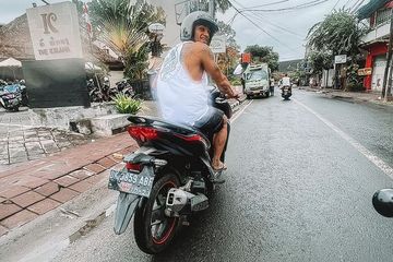 Vario Honda Bali. Jorge Martin Liburan di Bali, Sempat Hujan-hujanan Naik Honda Vario Bersama Fermin Aldeguer
