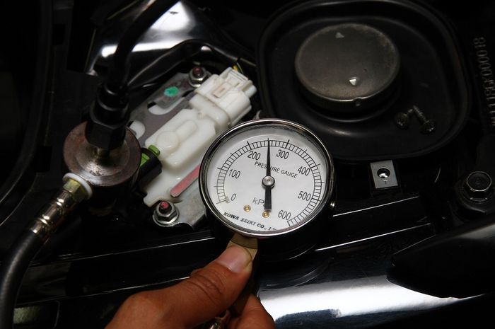 Berapa Standart Tekanan Pompa Bahan Bakar (fuel Pump) Pada Motor Vario 150  Esp ?. Begini Cara Untuk Mengukur Tekanan Bensin di Motor Injeksi Honda BeAT FI
